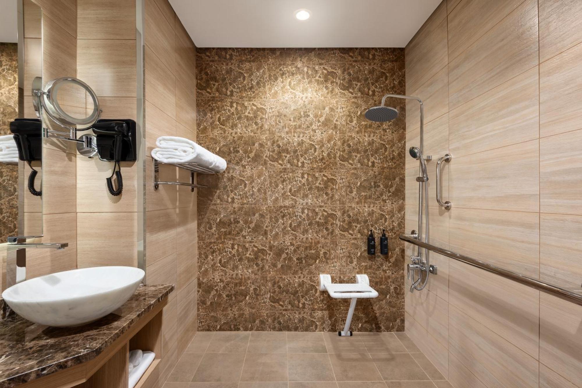 La Quinta By Wyndham Al Wahda Hotel