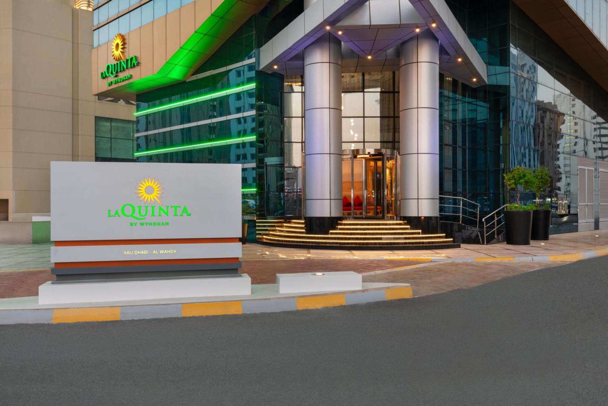 La Quinta By Wyndham Al Wahda Hotel 4*